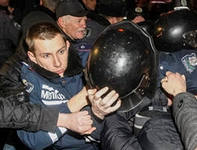Активисты захватывают силовиков и ведут их в сторону Майдана